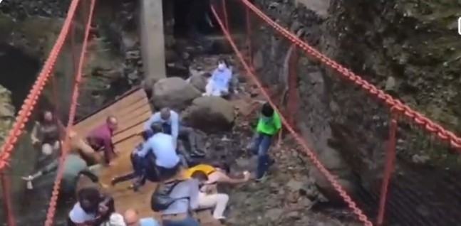 Τρόμος στο Μεξικό – Ξύλινη γέφυρα κατέρρευσε στα εγκαίνιά της – 25 τραυματίες (vid)