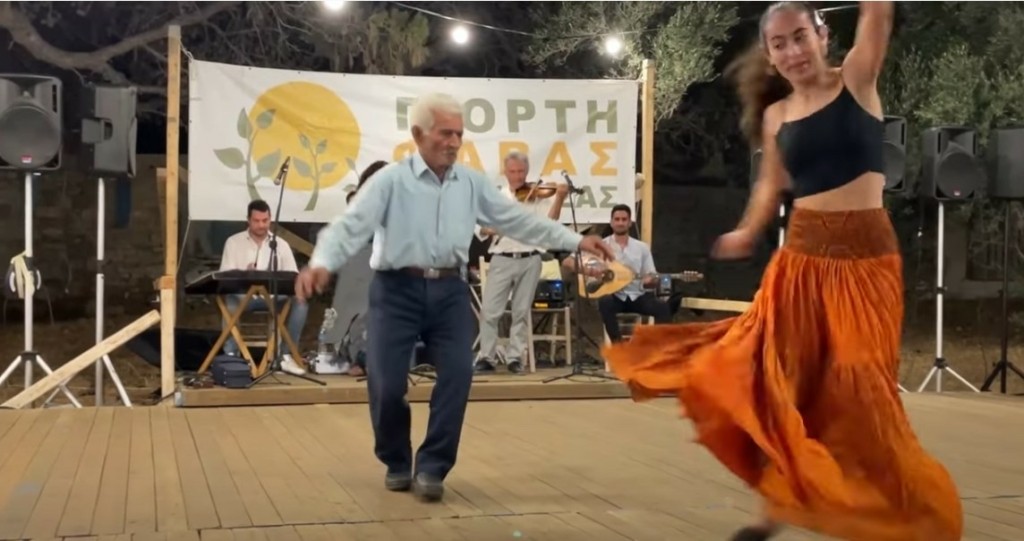 Το “έκαψε” 89χρονος που χόρεψε με την εγγονή του – Το βίντεο από τη Σχοινούσα που κάνει θραύση (vid)