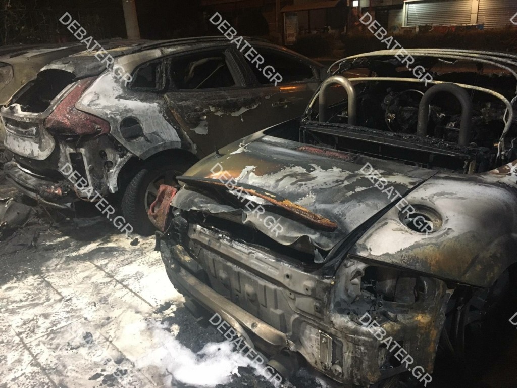 Εμπρηστική επίθεση σε έκθεση αυτοκινήτων στο Παλαιό Φάληρο – Βίντεο δείχνει τους δράστες
