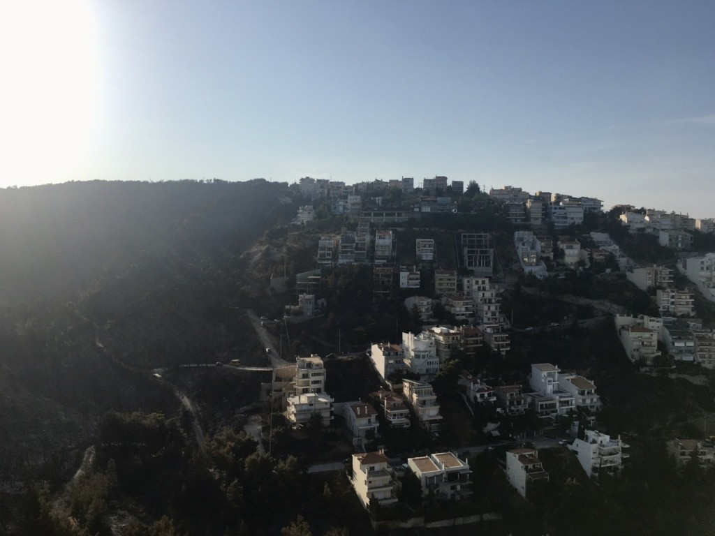 “Πόλεμος” ευθυνών δημάρχων Γλυφάδας και Ελληνικού – Αργυρούπολης για τη φωτιά στη Βούλα