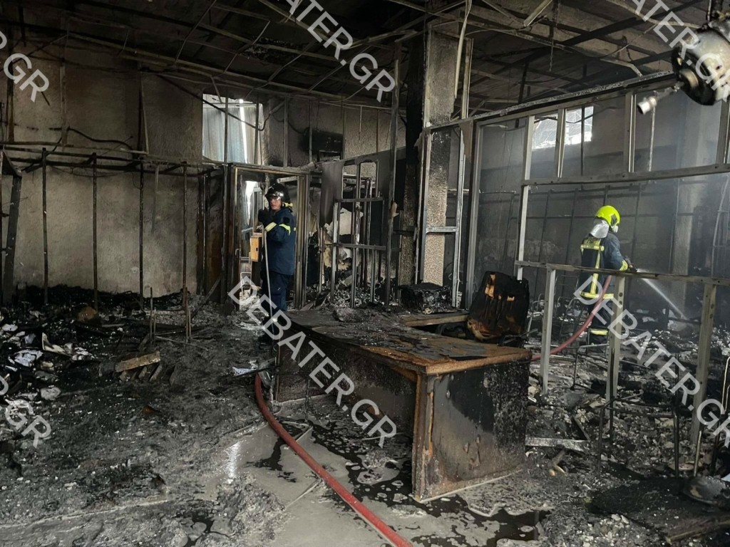 Φωτιά σε αποθήκη με κεριά στον Άγιο Ιωάννη Ρέντη (pics&vid)