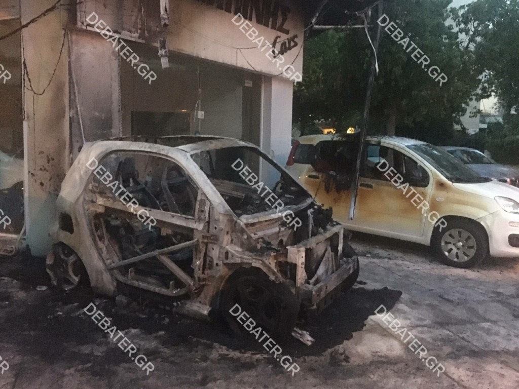 Πυρπόλησαν αυτοκίνητα σε έκθεση στο Παλαιό Φάληρο – Εκκενώθηκαν διαμερίσματα (pics)