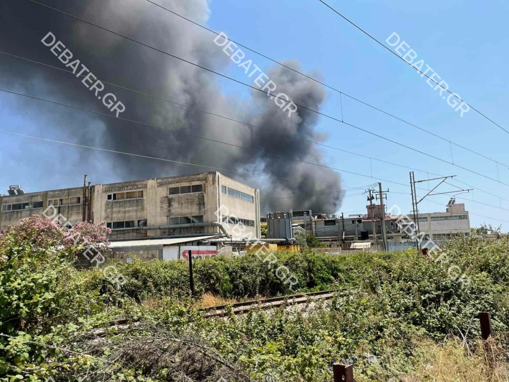 Φωτιά τώρα σε εργοστάσιο χρωμάτων στο Μενίδι – Ακούγονται εκρήξεις – Πυκνοί, μαύροι καπνοί σκέπασαν τον ουρανό (pics&vid)