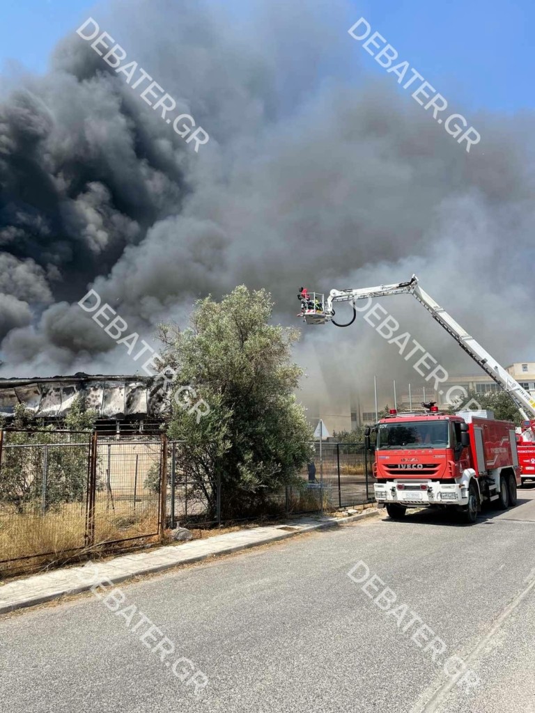 Τεράστιες καταστροφές από την πυρκαγιά σε εργοστάσιο χρωμάτων στο Μενίδι – Πυκνό νέφος “σκέπασε” την περιοχή (pics&vids)