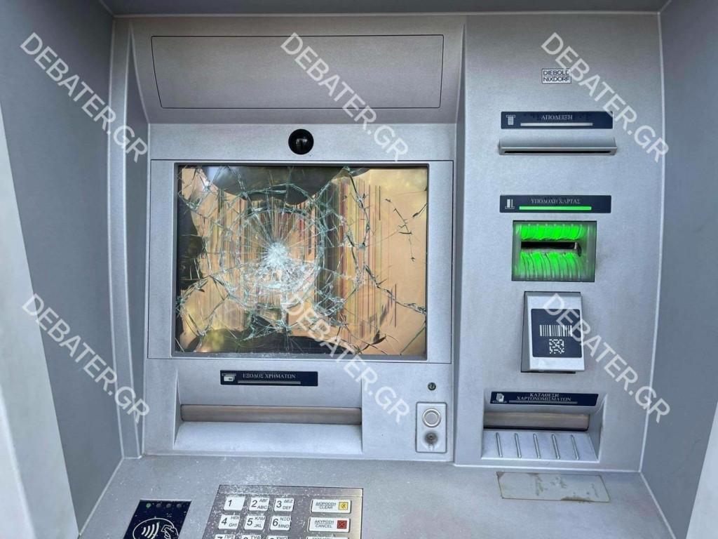 Επίθεση με βαριοπούλες σε τράπεζα απέναντι από τα δικαστήρια της Ευελπίδων (pics)