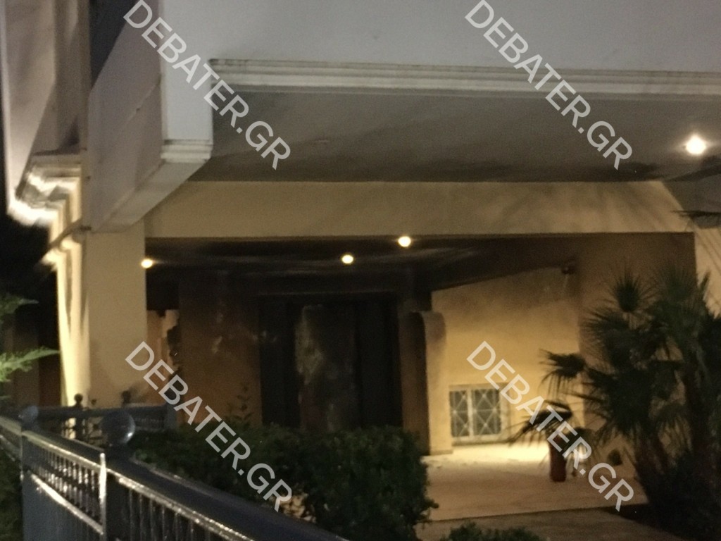 Έκρηξη από γκαζάκια στην είσοδο της πολυκατοικίας που μένει ο Άρης Πορτοσάλτε (pics&vid)