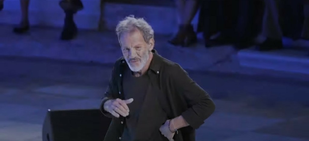 “Μυθικός” ο Σταύρος Ξαρχάκος – Διευθύνει με πάθος ορχήστρα νεαρών μουσικών σε ταβέρνα της Σύρου (vid)