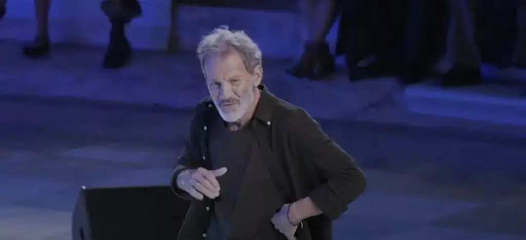 “Μυθικός” ο Σταύρος Ξαρχάκος – Διευθύνει με πάθος ορχήστρα νεαρών μουσικών σε ταβέρνα της Σύρου (vid)