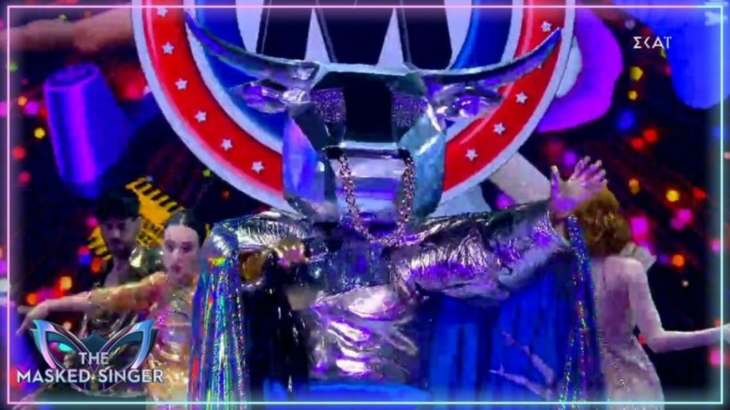 The Masked Singer – Πού χάρισε το έπαθλο ο νικητής “Μινώταυρος” – Ποιος κριτής πήρε τη “χρυσή πίπα” (vids)