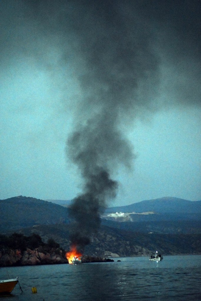 H συγκλονιστική στιγμή που σκάφος γίνεται “παρανάλωμα του πυρός” στο Τολό (pic&vid)