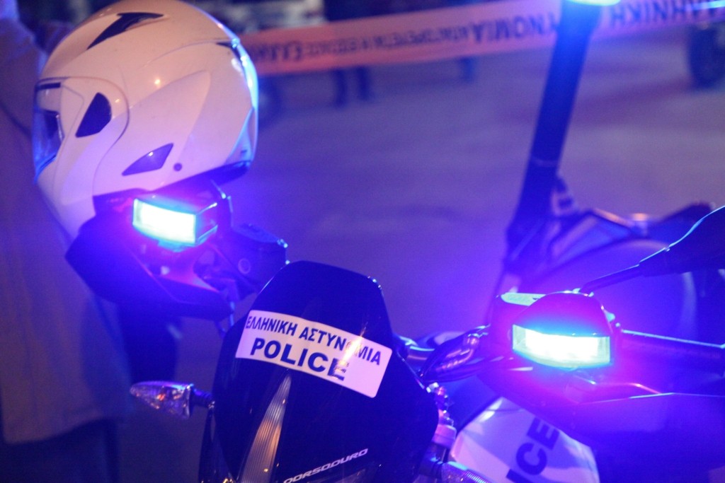 Τρελή καταδίωξη κλεμμένου αυτοκινήτου στον Πειραιά – Κατέληξε σε τοίχο σπιτιού