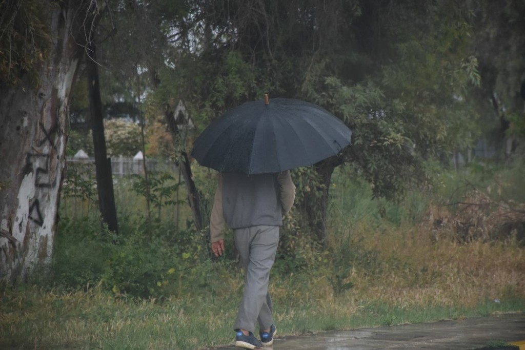 Ο καιρός “τρελάθηκε” – Από καλοκαίρι πάμε σε… φθινόπωρο – Καταιγίδες και βροχές στην Αττική