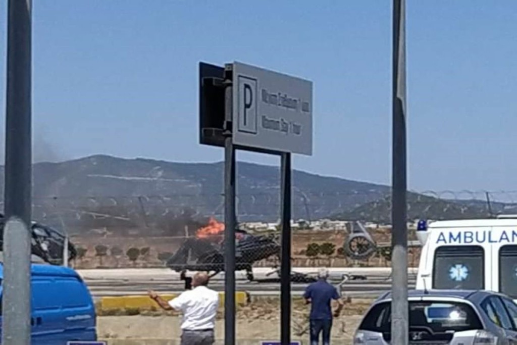 Η στιγμή που φλέγεται ελικόπτερο στο “Ελ.Βενιζέλος” – Πυκνοί καπνοί “σκέπασαν” το ελικοδρόμιο (pics)
