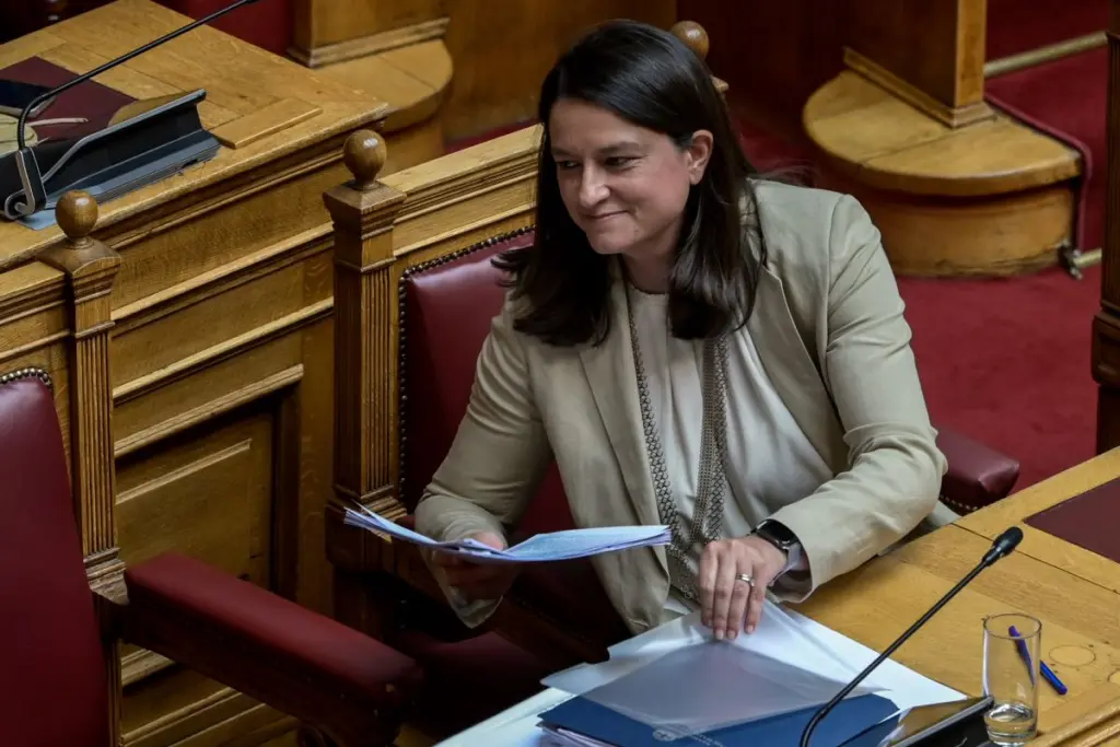 Σφοδρή επίθεση Βερναδάκη στην Κεραμέως – “Είναι η Ρούλα Πισπιρίγκου της Δημόσιας Παιδείας;”