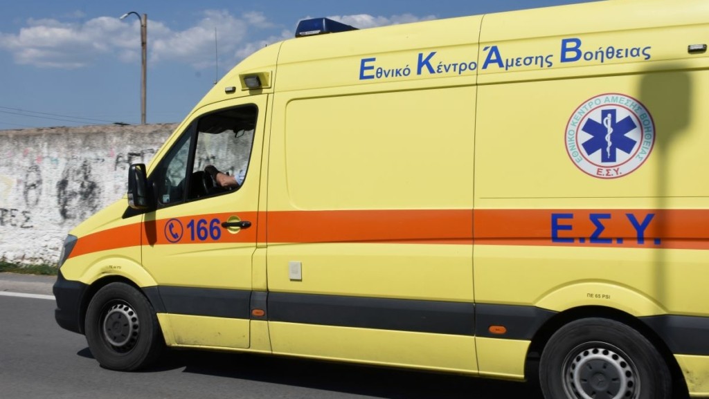 Τουρίστας ανασύρθηκε χωρίς τις αισθήσεις του από τη θάλασσα στα Χανιά