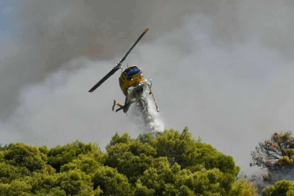 Εκκενώνονται οικισμοί κοντά στο Ρέθυμνο – Θέριεψε πάλι η φωτιά και “καταπίνει” ολόκληρες εκτάσεις