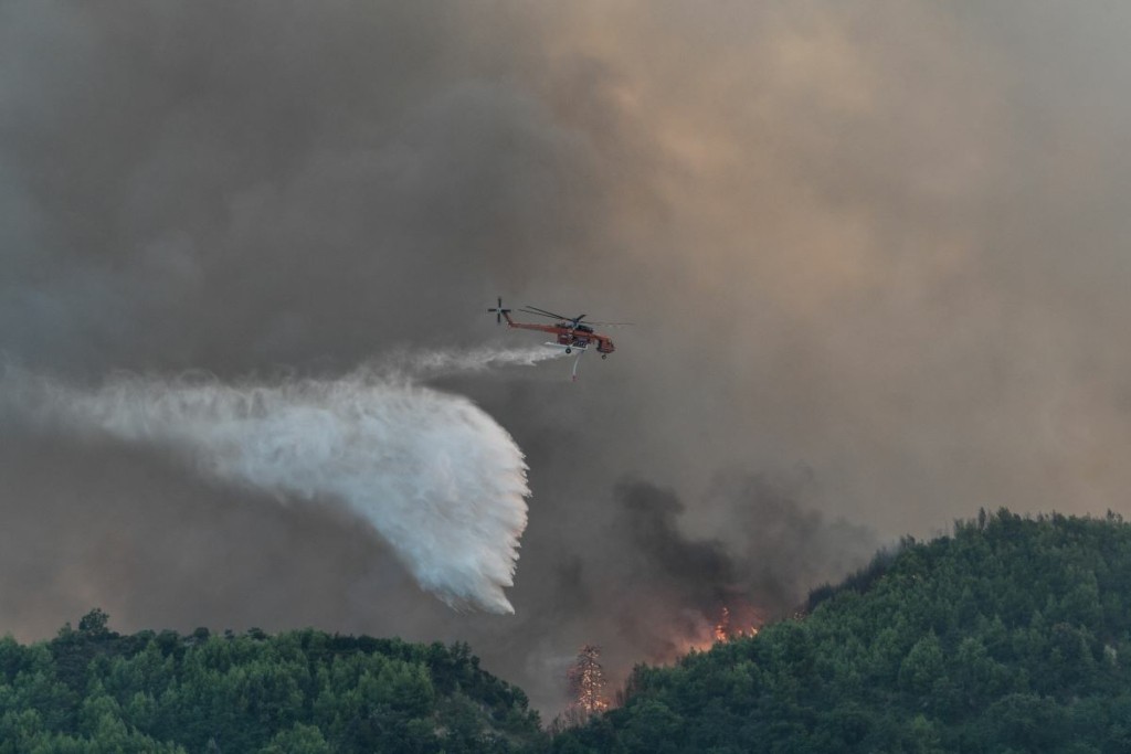 Εναέρια μέσα επιχειρούν στη Μόλα Καλύβα στη Χαλκιδική – Η εικόνα των πυρκαγιών
