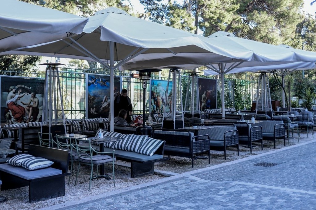 Οι χώροι διασκέδασης και η μη χρήση μάσκας ευθύνονται για την αύξηση των κρουσμάτων