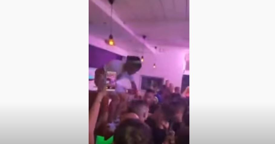 Ο “πολλά βαρύς” τράπερ Thug Slime σε νέες περιπέτειες – Χαστούκισε θαμώνα μαγαζιού στις Σπέτσες (vid)