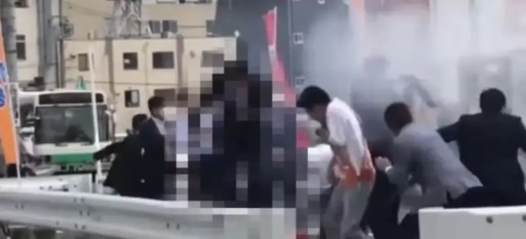 H σοκαριστική στιγμή που πέφτει ο Σίνζο Άμπε στο έδαφος – Καρέ – καρέ η στυγερή δολοφονία του πρώην πρωθυπουργού της Ιαπωνίας (vid)