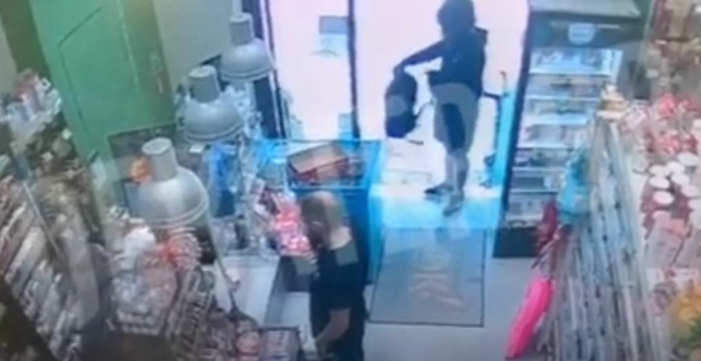 Βίντεο ντοκουμέντο – Η στιγμή που μπουκάρουν οι ληστές σε σούπερ μάρκετ της Αμφιθέας και “σηκώνουν” το ταμείο