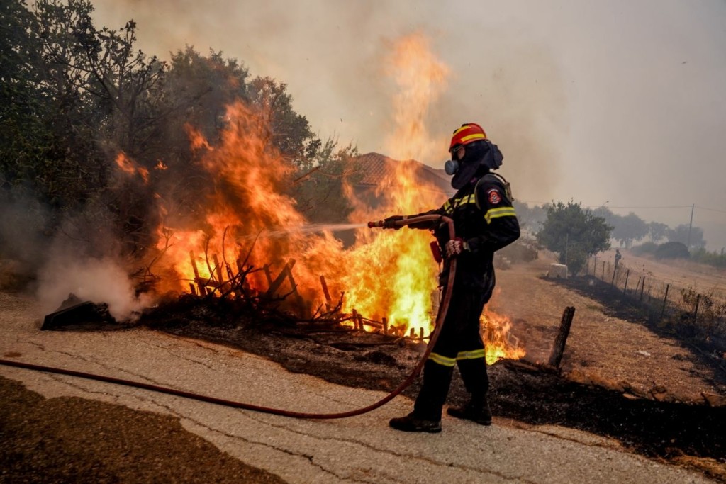 Υπό μερικό έλεγχο η φωτιά στην Κέρκυρα