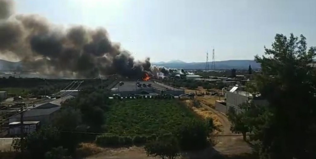 Ανεξέλεγκτη η φωτιά στη Μάνδρα – Εκκενώνονται οι οικισμοί Νέος Πόντος και Νέα Ζωή