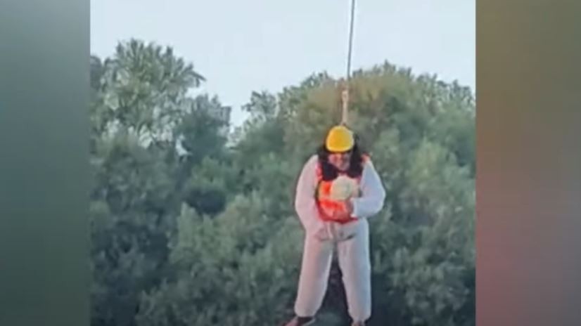 Κράτησε ένα μπουκέτο λουλούδια, κρεμάστηκε από γερανό και “προσγειώθηκε” στην παραλία της Σύρου για να παντρευτεί! (vid)