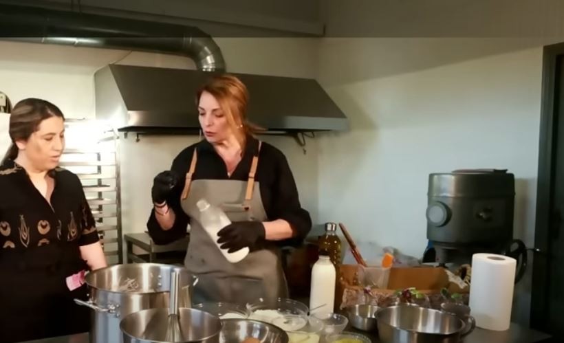Η Άντζελα Γκερέκου φτιάχνει γαλατόπιτα και μιλά για τη “Γη της Ελιάς” (vid)