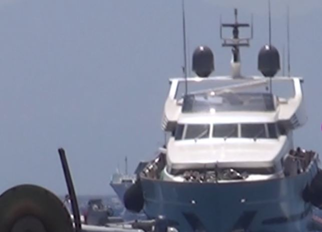 Πολυτελέστατη θαλαμηγός στη Μύκονο “κρατιέται” για να μη βυθιστεί – Προσπάθειες για να τη σώσουν (vid)