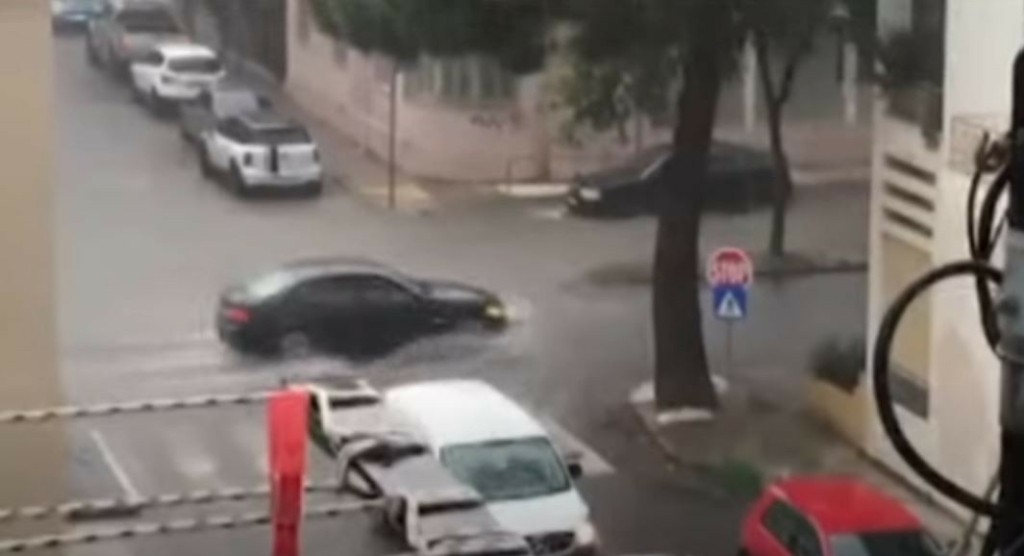 Ποτάμια οι δρόμοι στην Καλαμάτα – Άνοιξαν οι ουρανοί