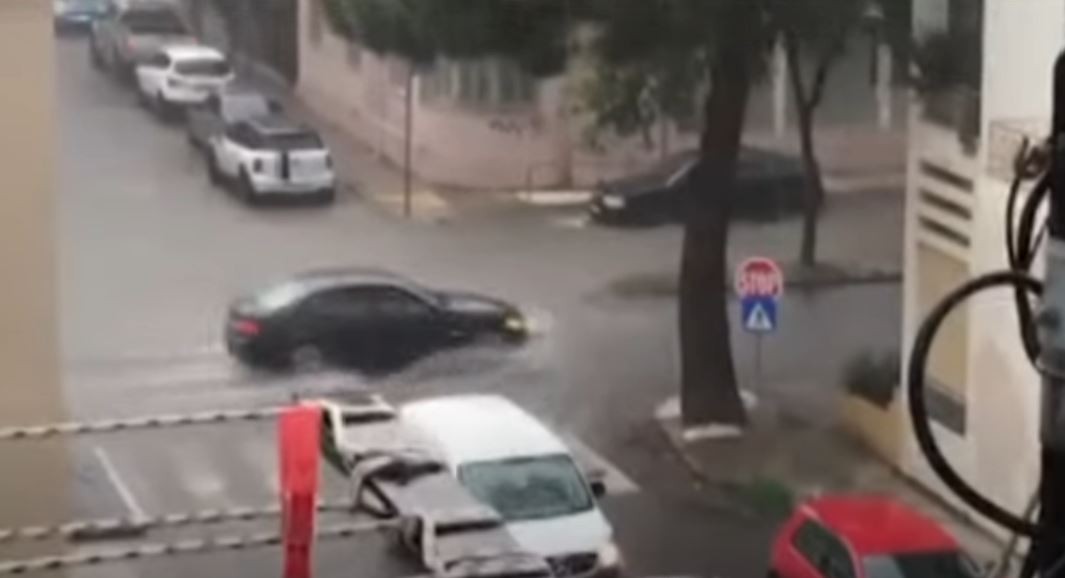 Ποτάμια οι δρόμοι στην Καλαμάτα – Άνοιξαν οι ουρανοί