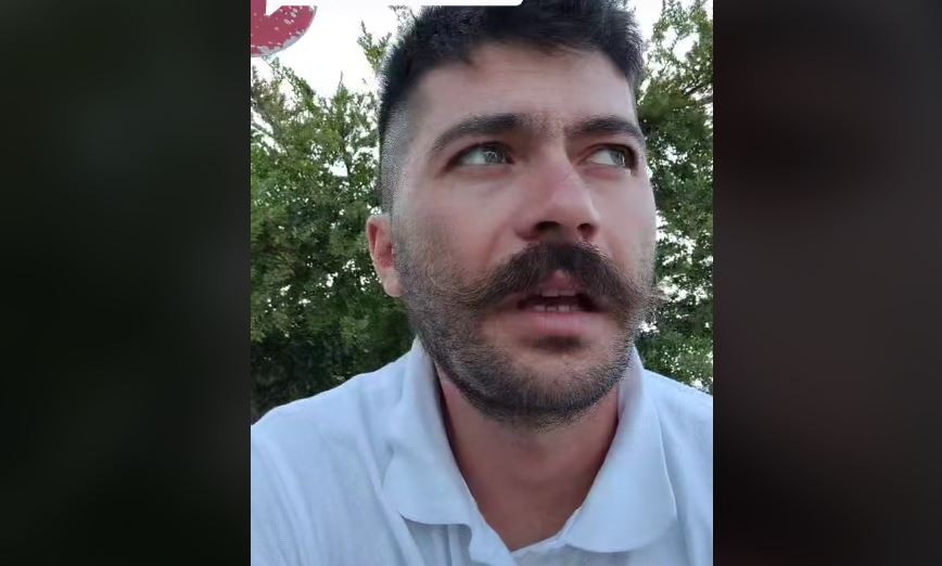 Θυμάστε τον “Θανασάκη” από τη σειρά “Ευτυχισμένοι μαζί”; Μεγάλωσε, δουλεύει ως σερβιτόρος και έχει τσιγκελωτό μουστάκι (vid)