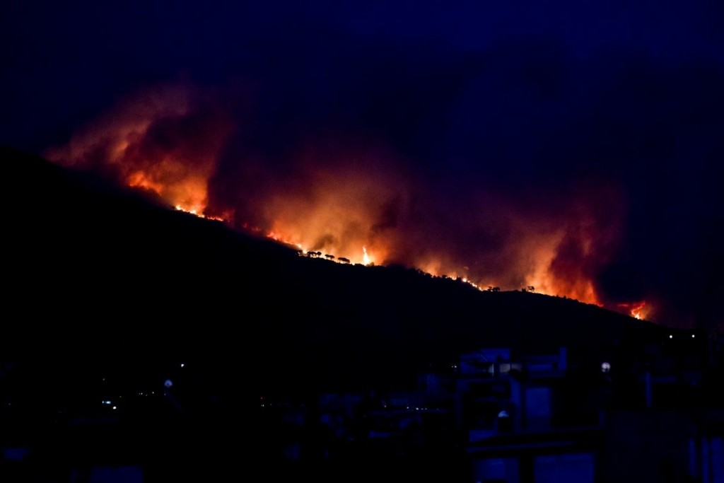 Εξαπλώνεται σαν χταπόδι η φωτιά στο Ντράφι – Πολλαπλασιάζονται τα μέτωπα της πυρκαγιάς