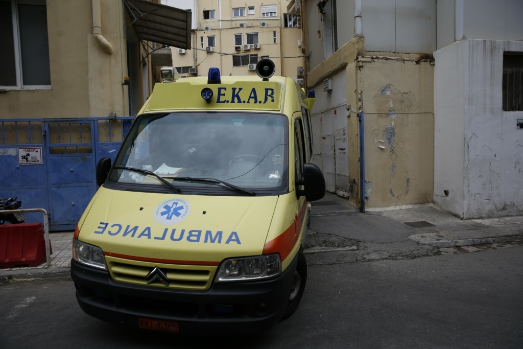 Ιερέας μετέφερε 75χρονη στο νοσοκομείο του Βόλου επειδή… δεν μπορούσε να φτάσει το ΕΚΑΒ