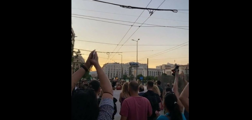 Πλήθος κόσμου στη συγκέντρωση διαμαρτυρίας για τον Δημήτρη Λιγνάδη – Φώναζαν συνθήματα κατά του σκηνοθέτη (pics&vid)