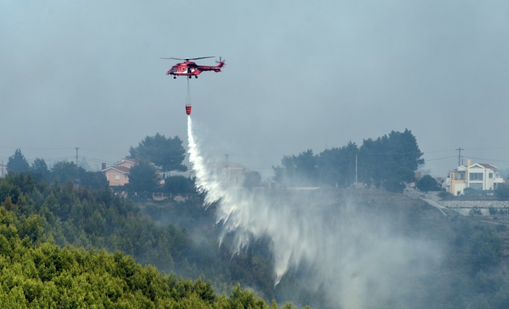 Φωτιά στη Σύμη: Επιχειρούν εναέρια μέσα – Ενισχύονται οι δυνάμεις για την κατάσβεση