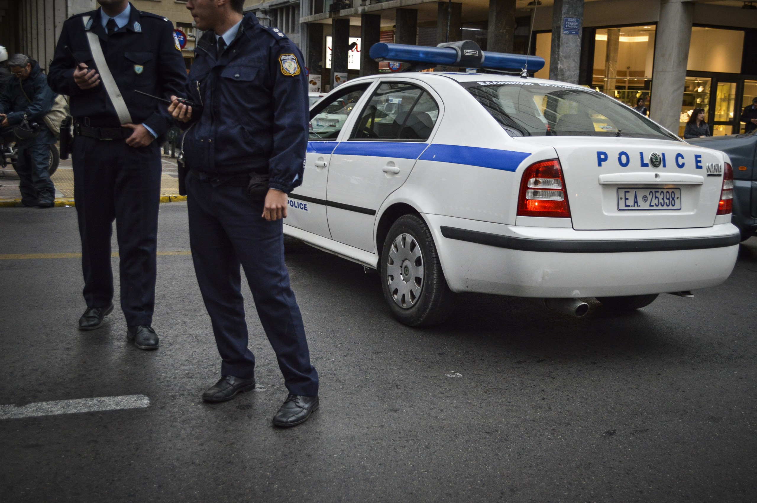 Μπήκε με χειροβομβίδα σε τράπεζα στο Παλαιό Φάληρο, άρπαξε χρήματα και έγινε “καπνός”