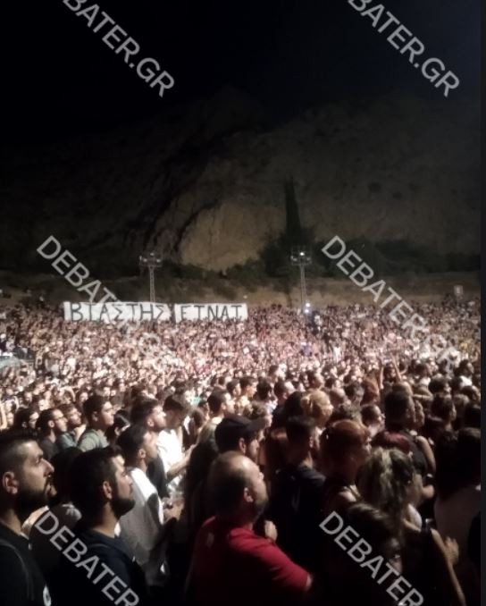 Οργή για τον Λιγνάδη και στο Κατράκειο στη συναυλία του Θανάση Παπακωνσταντίνου – Σήκωσαν ξανά το πανό “Βιαστής είναι” (pic)