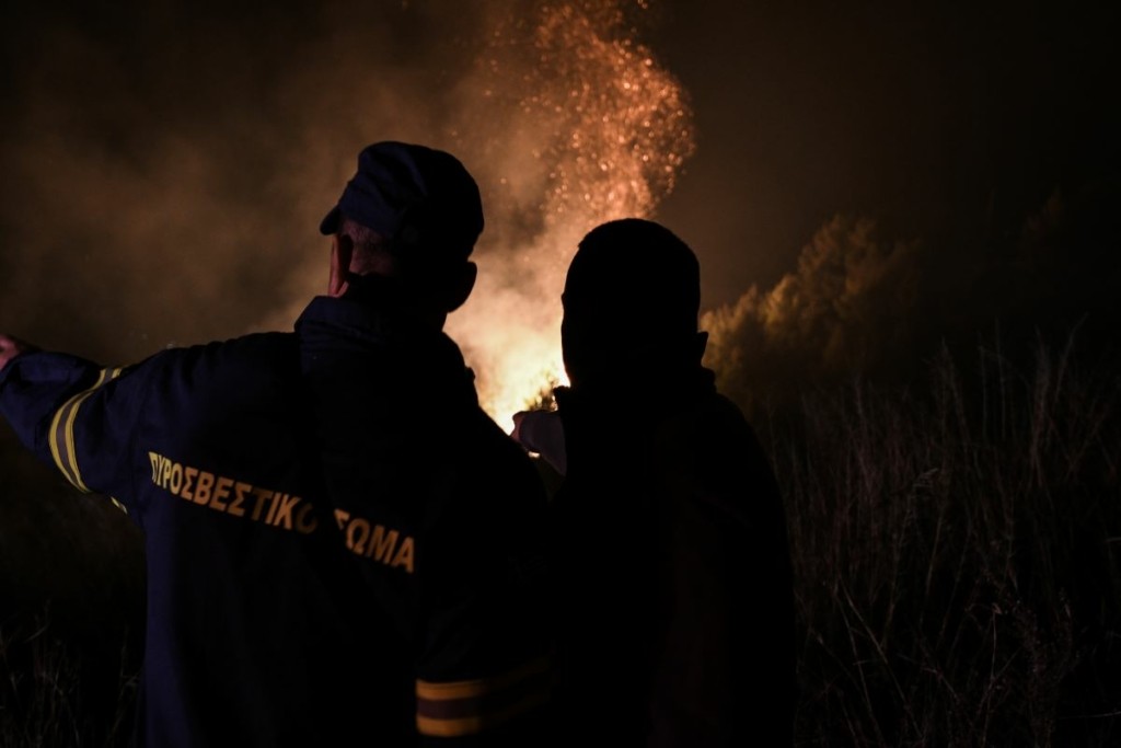 Φωτιά στην Κορινθία – Πνέουν ισχυροί άνεμοι