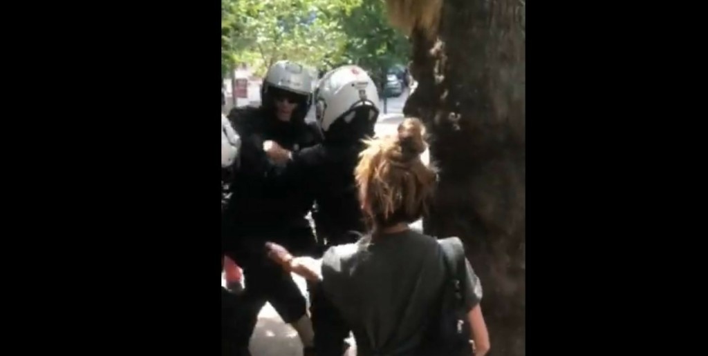 Άγριες συμπλοκές στην πλατεία Εξαρχείων μετά από έλεγχο ρουτίνας (vid)