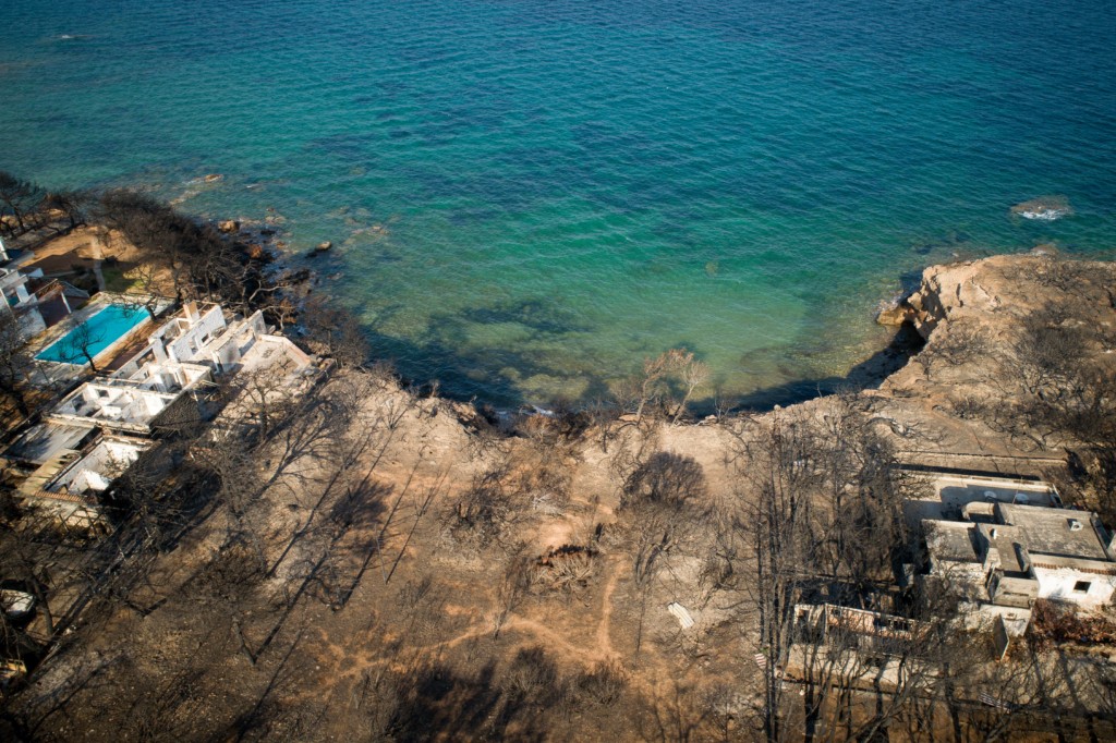 Τέσσερα χρόνια από τη φονική πυρκαγιά στο Μάτι, προσπαθούν να ξανασταθούν στα πόδια τους – Πώς προχωρά η ανασυγκρότηση