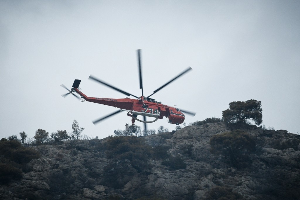 Φωτιά στο Ποικίλο Όρος στη Φυλή – Επιχειρούν εναέρια μέσα