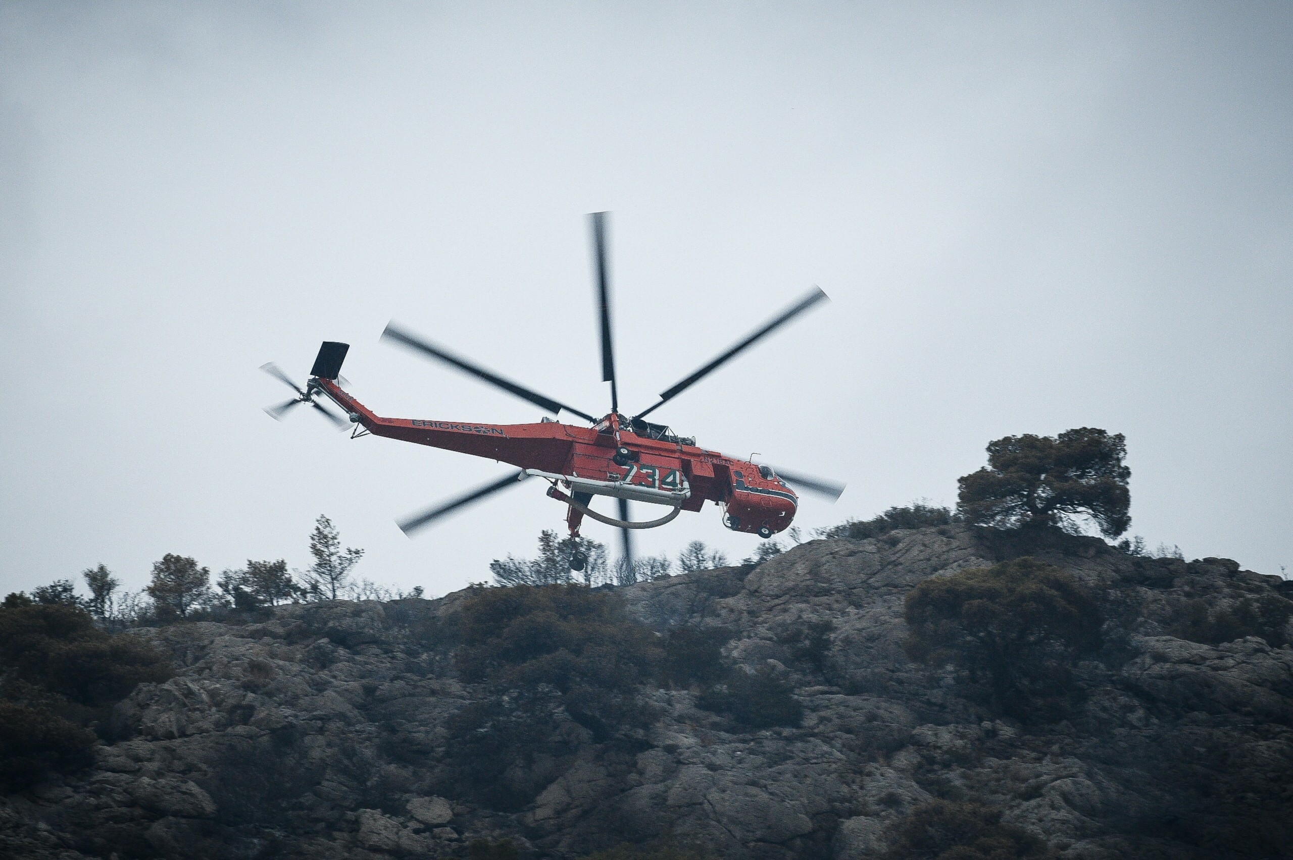 Φωτιά στο Ποικίλο Όρος στη Φυλή – Επιχειρούν εναέρια μέσα