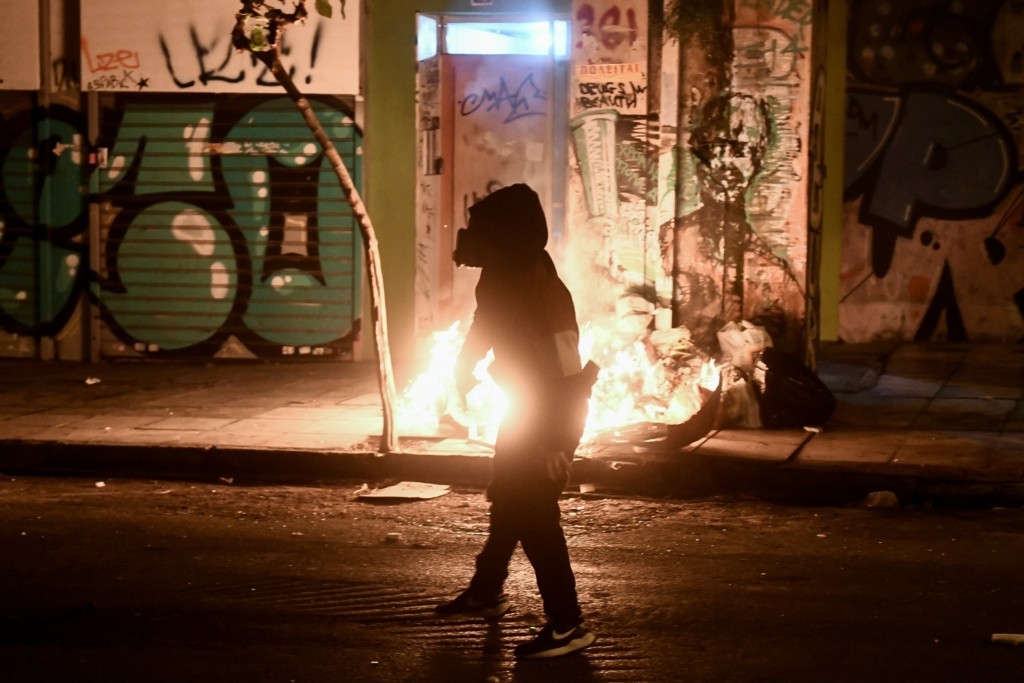 Ταραγμένη νύχτα στα Εξάρχεια – Επίθεση με μολότοφ σε αστυνομικούς – Έφοδος σε μπαρ και 33 προσαγωγές