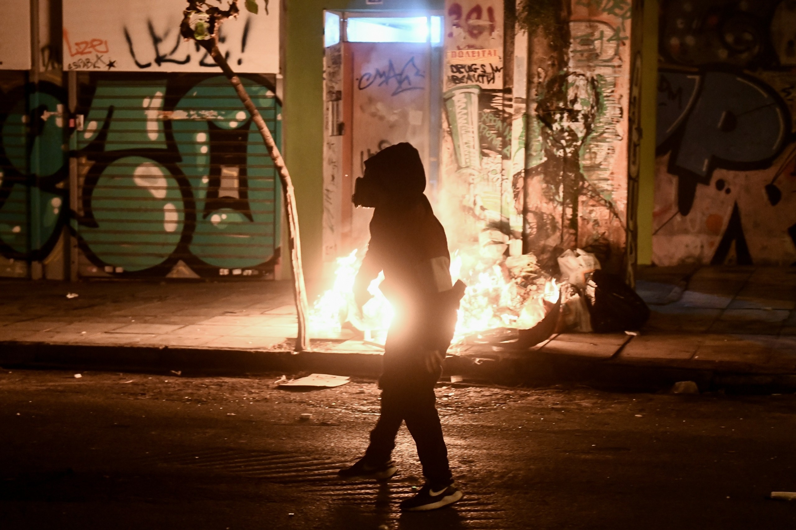 Ταραγμένη νύχτα στα Εξάρχεια – Επίθεση με μολότοφ σε αστυνομικούς – Έφοδος σε μπαρ και 33 προσαγωγές