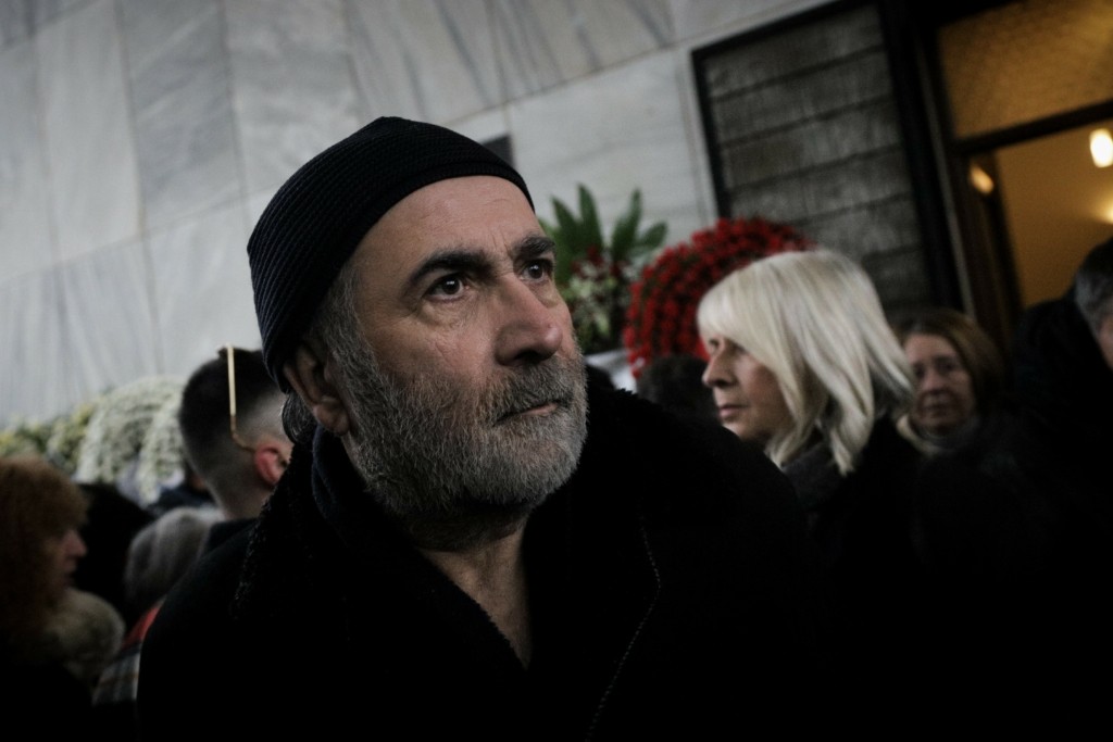 Ο Λάκης Λαζόπουλος χορεύει ανέμελος ζεϊμπέκικο στο Καστελόριζο (vid)