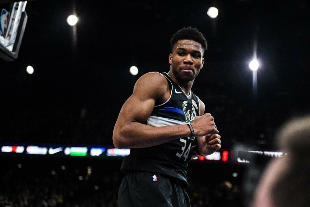Ο “Greek Freak” θέλει να διασκεδάζει μόνο με αυτόν τον Έλληνα τραγουδιστή (pic)