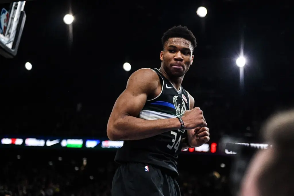 Ο “Greek Freak” θέλει να διασκεδάζει μόνο με αυτόν τον Έλληνα τραγουδιστή (pic)