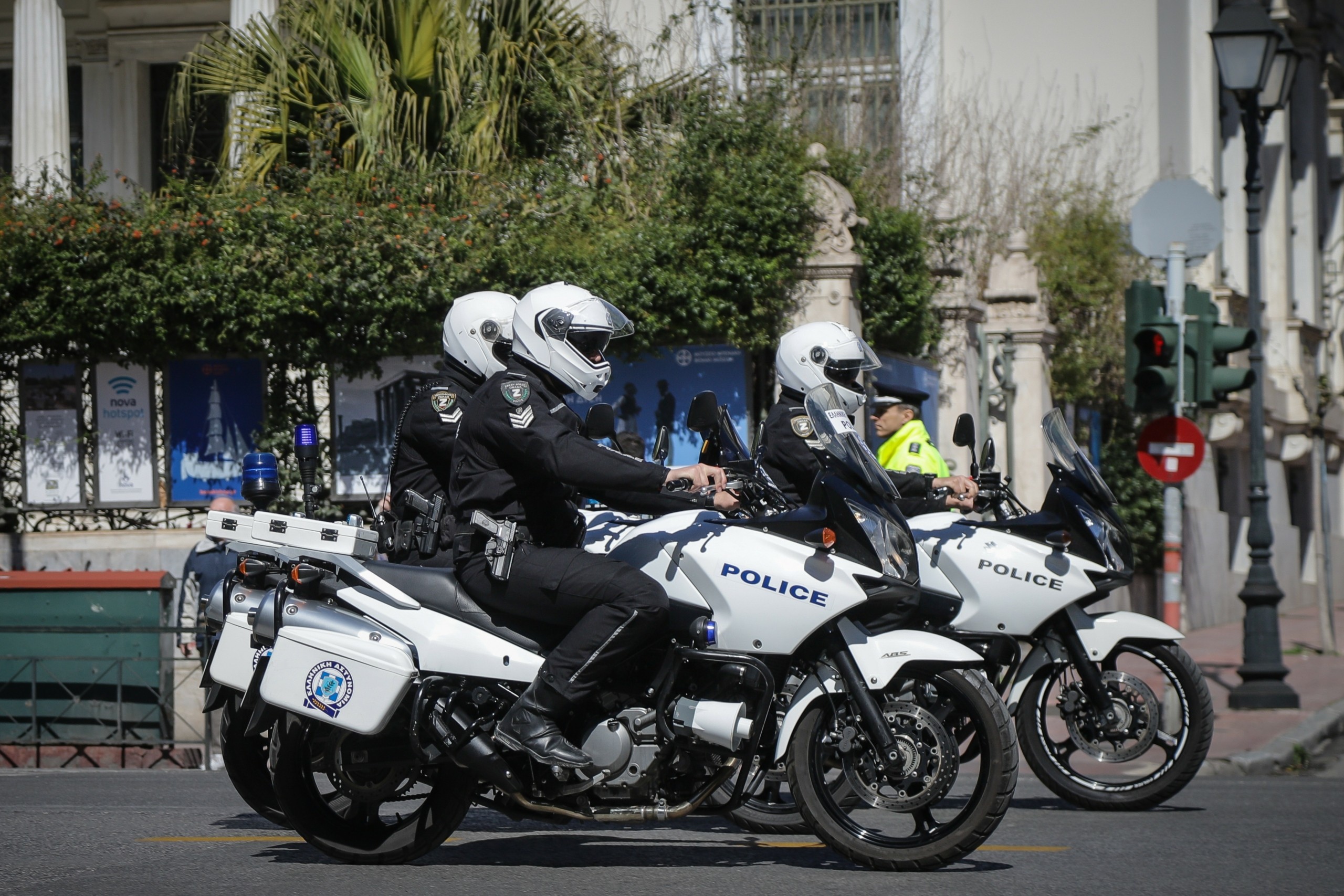 Χειροπέδες σε δύο ανήλικους που απείλησαν και λήστεψαν 15χρονο στη Βάρκιζα